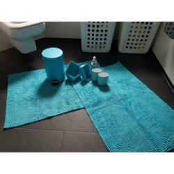 Badkamer accessoires. Badma 2x, tandenborstelhouder 2x, enz.