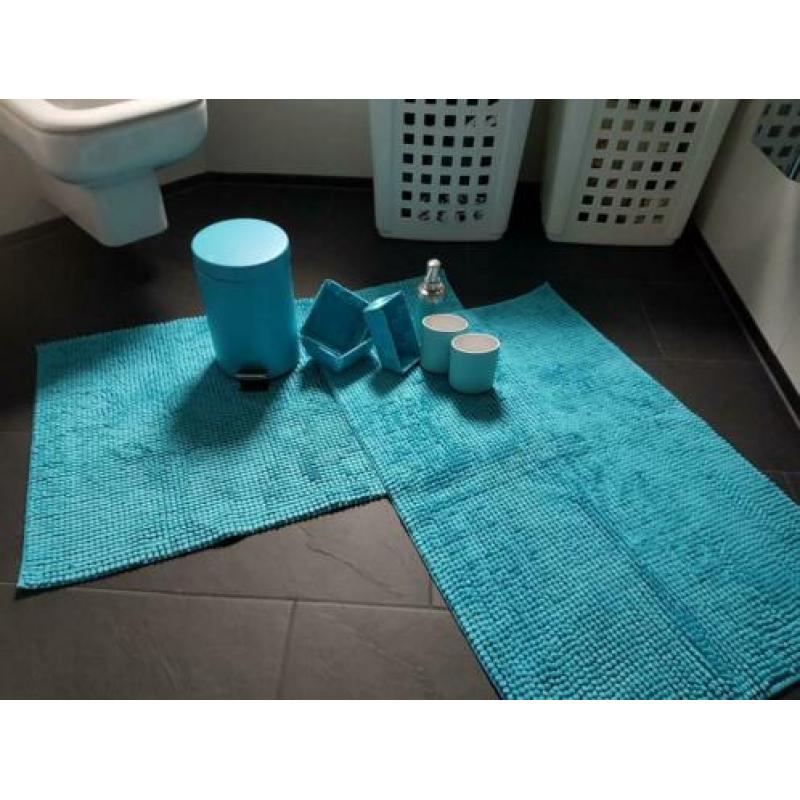 Badkamer accessoires. Badma 2x, tandenborstelhouder 2x, enz.