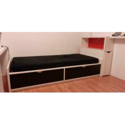 Kleurrijk tienerbed met 2 grote laden en apart hoofdeind
