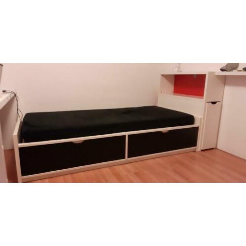 Kleurrijk tienerbed met 2 grote laden en apart hoofdeind