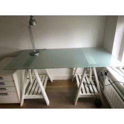 Ikea bureau met schragen en melkglas blad