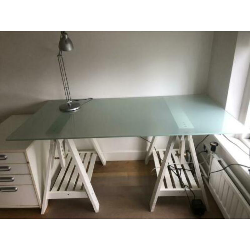 Ikea bureau met schragen en melkglas blad