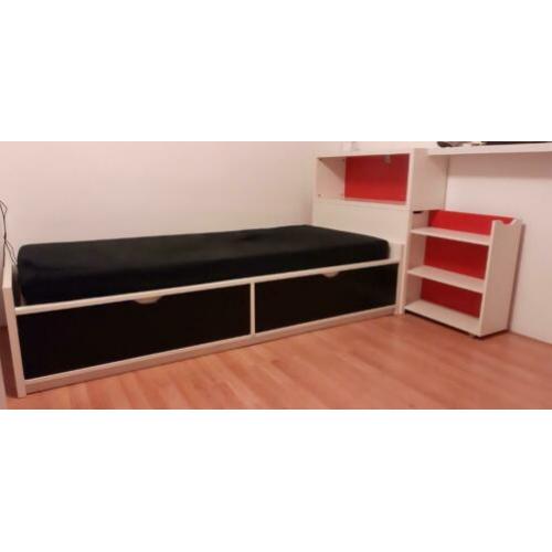 Kleurrijk tienerbed met 2 grote laden en apart hoofdeind