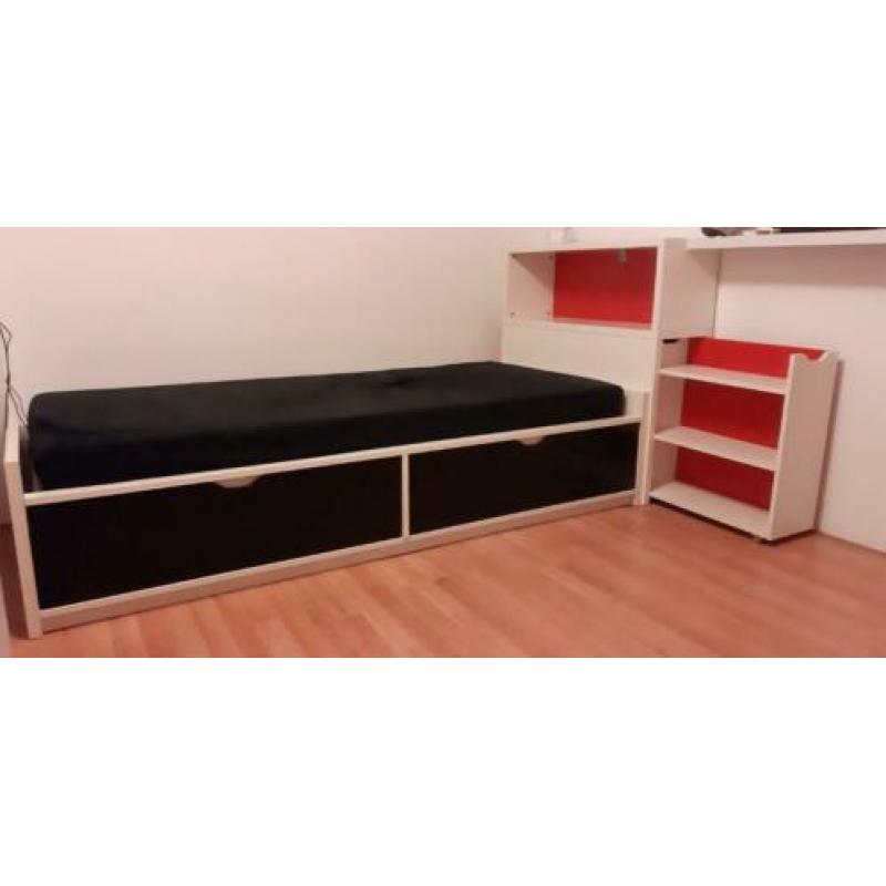 Kleurrijk tienerbed met 2 grote laden en apart hoofdeind