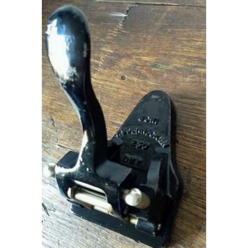 Oude zware gietijzeren perforator, decoratief zwart ca.1920