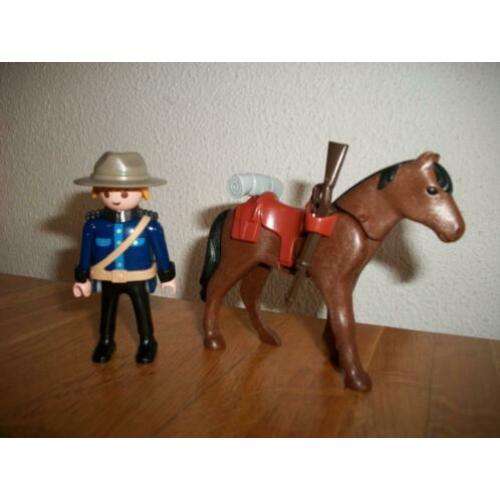 Mounty, ranger met paard of soldaat met paard