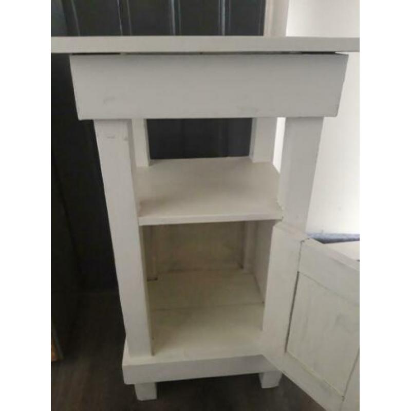 Massief houten kastje