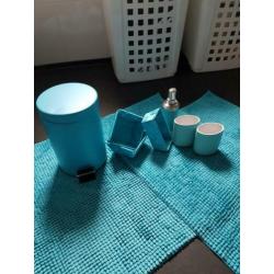 Badkamer accessoires. Badma 2x, tandenborstelhouder 2x, enz.