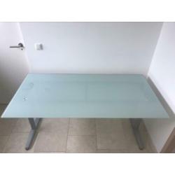Verstelbaar glazen ikea bureau
