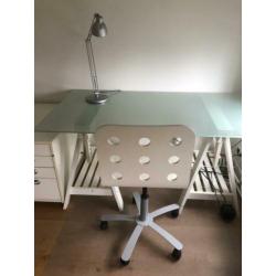 Ikea bureau met schragen en melkglas blad