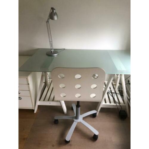 Ikea bureau met schragen en melkglas blad