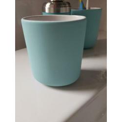 Badkamer accessoires. Badma 2x, tandenborstelhouder 2x, enz.