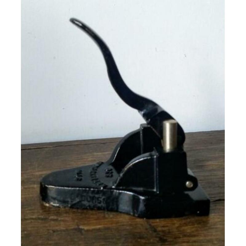 Oude zware gietijzeren perforator, decoratief zwart ca.1920
