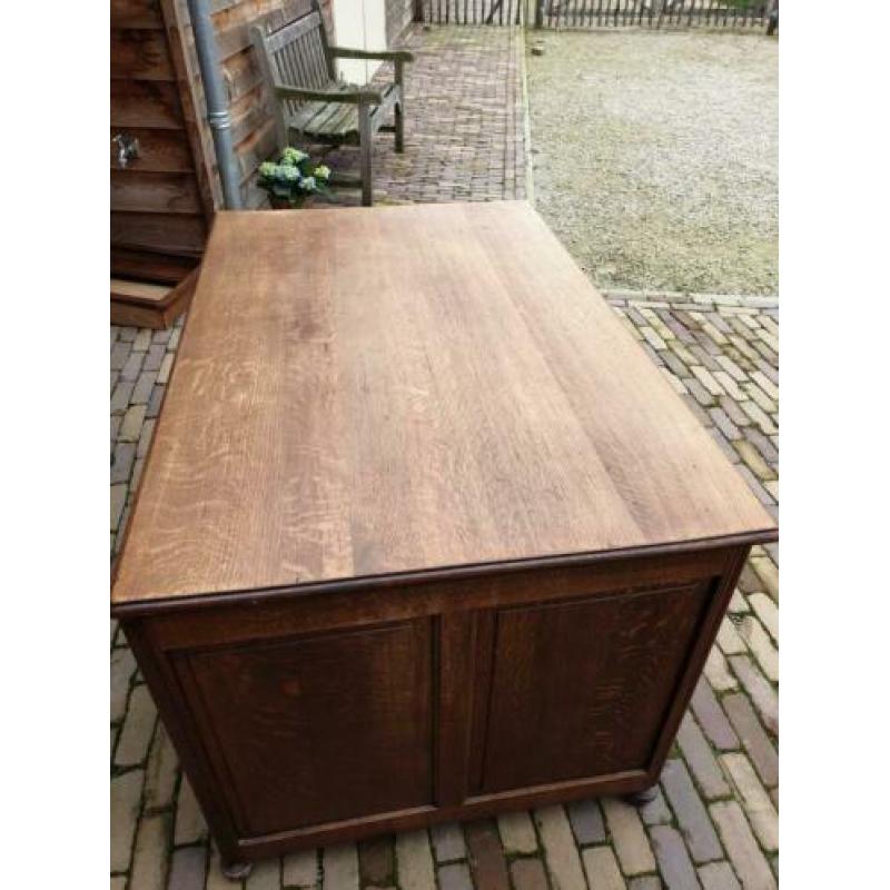Mooi antiek bureau