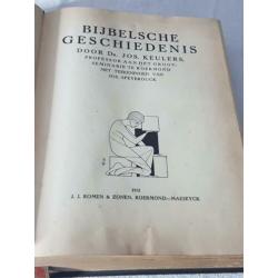 oude antieke bijbel boek van jaar 1931 met bladjes en platte