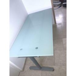 Verstelbaar glazen ikea bureau