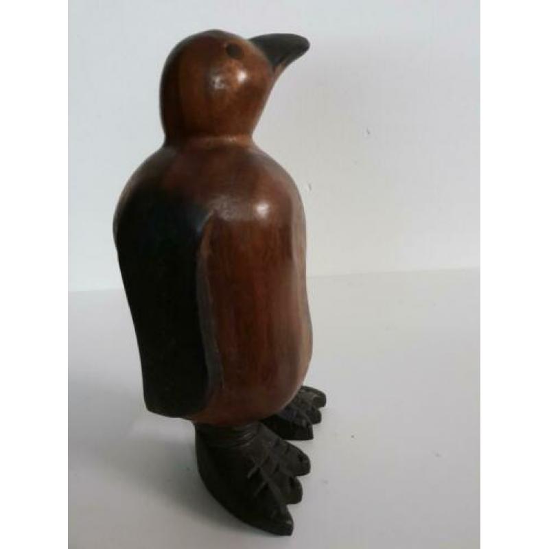 Uit hout gesneden mooie pinguin