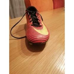 Te koop: voetbalschoenen Nike zwart/rood