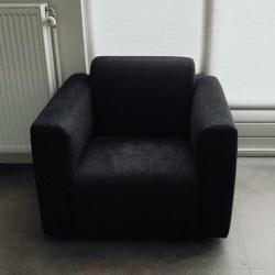 fauteuil: een mooie stoffen, antraciet kleur stoel.