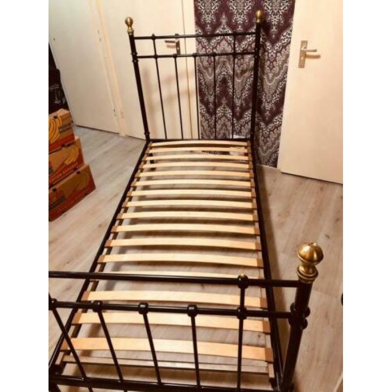 Ijzer bed zwart prima staat