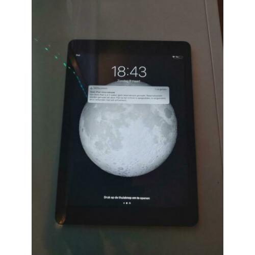 Ipad air A1474 wifi 16gb. Met hoes, zonder lader.