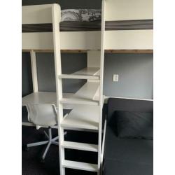 Stoere witte hoogslaper massief den met bureau zetelbed