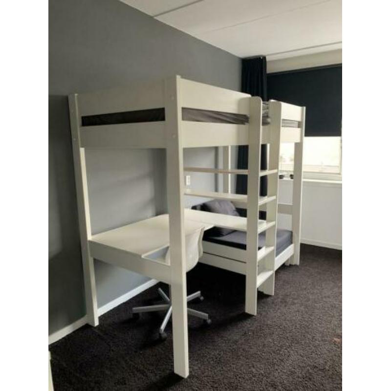 Stoere witte hoogslaper massief den met bureau zetelbed