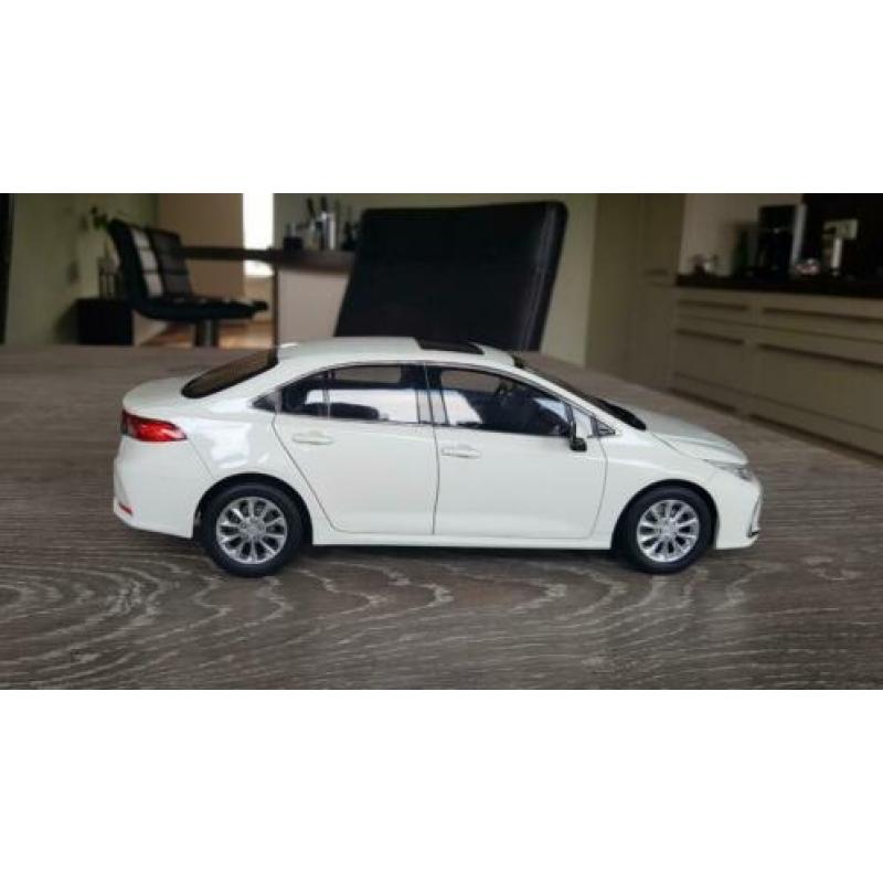 Toyota Corolla sedan 2019 schaal 1:18
