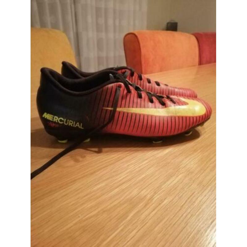 Te koop: voetbalschoenen Nike zwart/rood