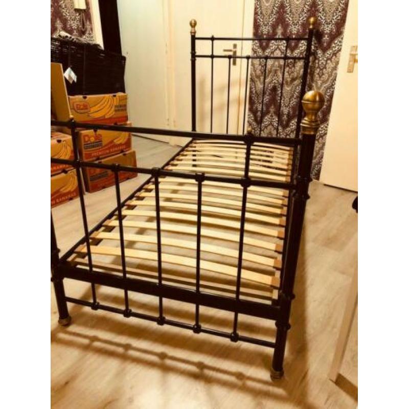 Ijzer bed zwart prima staat