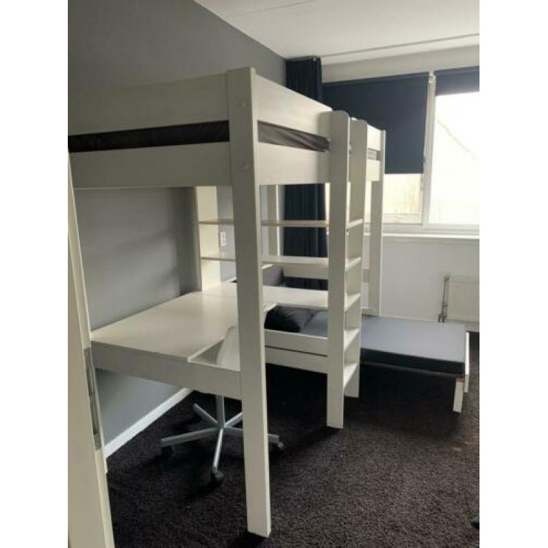 Stoere witte hoogslaper massief den met bureau zetelbed