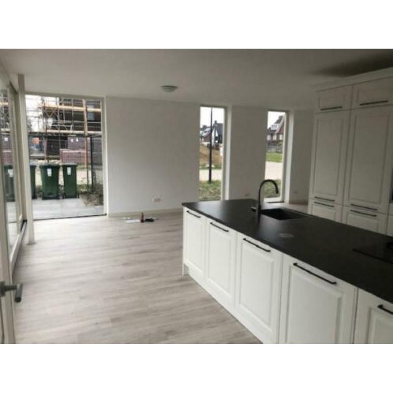 Keuken, met eiland en apparatuur splinternieuw en ongebruikt