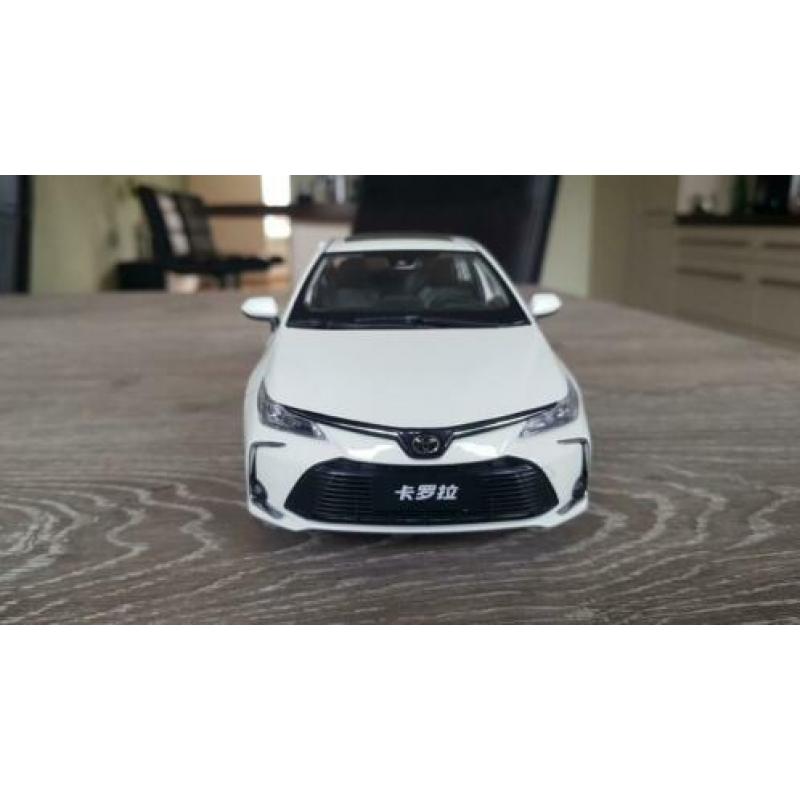 Toyota Corolla sedan 2019 schaal 1:18