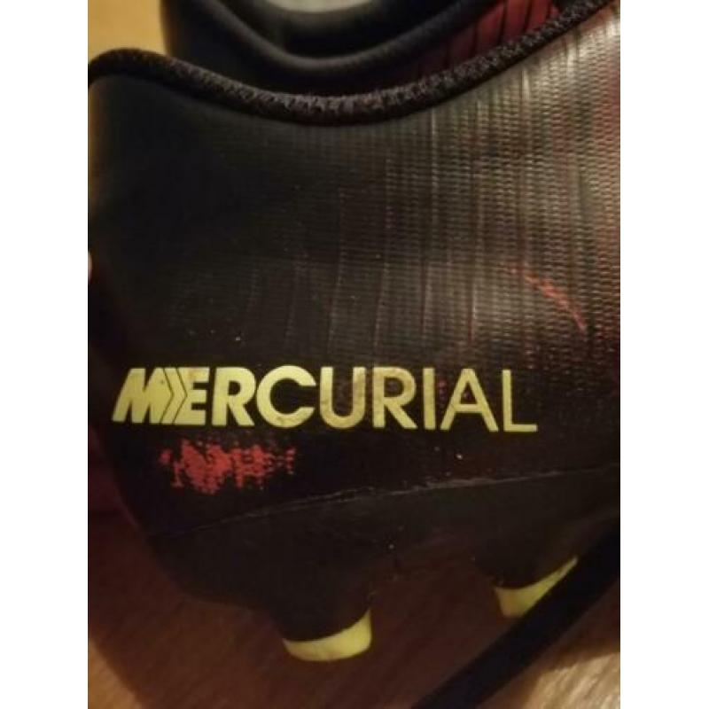 Te koop: voetbalschoenen Nike zwart/rood