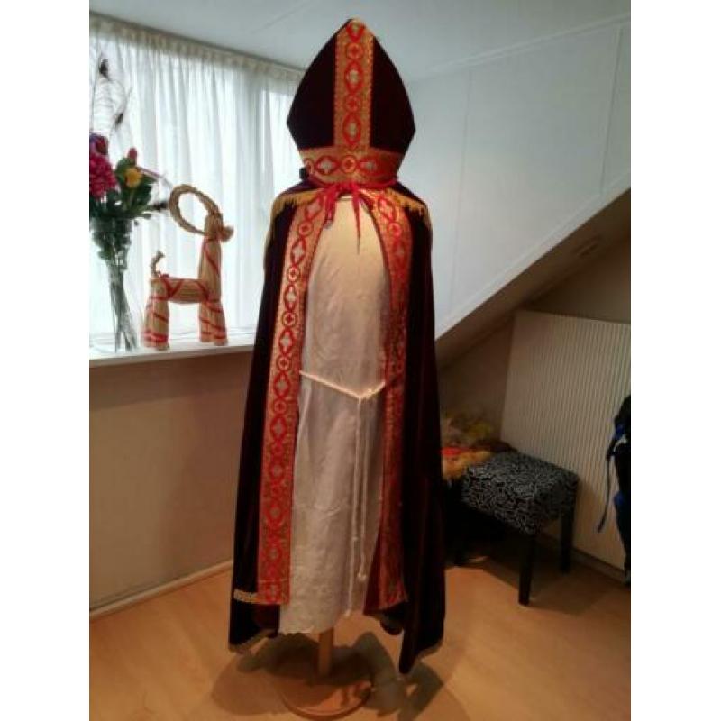 Prachtig Sinterklaaspak zwaar vloursstof is eigen ontwerp,