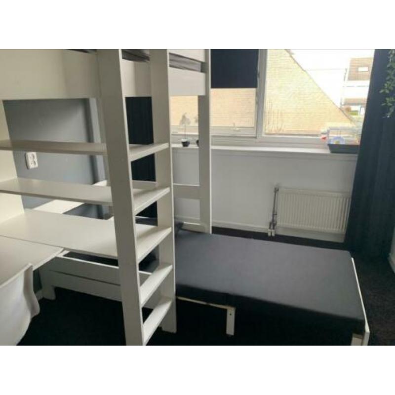 Stoere witte hoogslaper massief den met bureau zetelbed