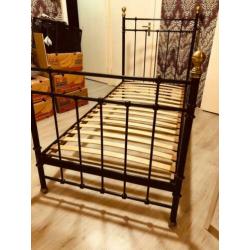 Ijzer bed zwart prima staat