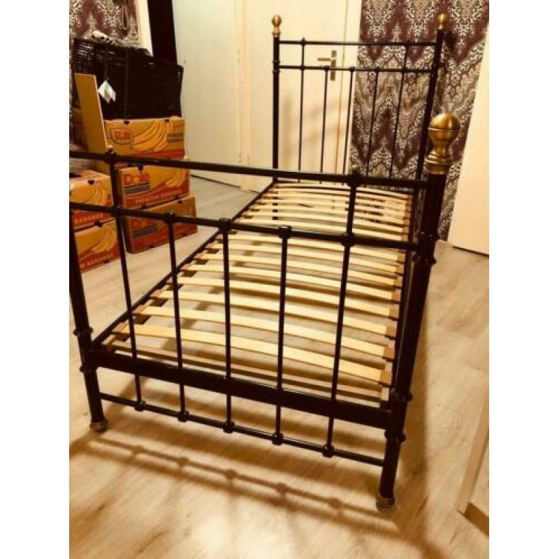 Ijzer bed zwart prima staat