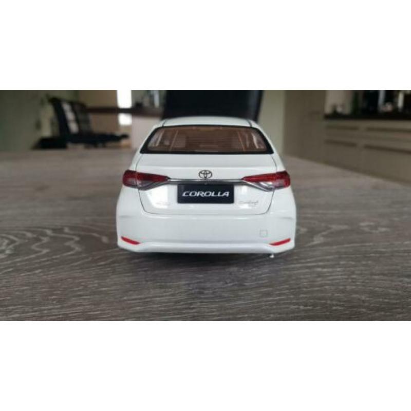 Toyota Corolla sedan 2019 schaal 1:18