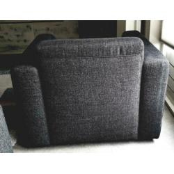 fauteuil: een mooie stoffen, antraciet kleur stoel.
