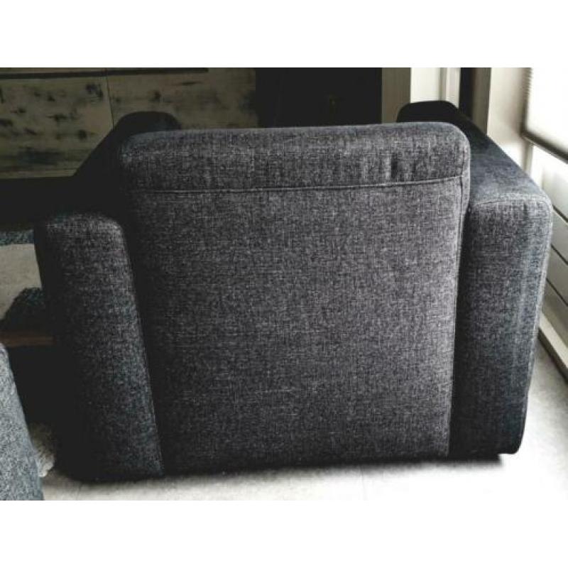 fauteuil: een mooie stoffen, antraciet kleur stoel.