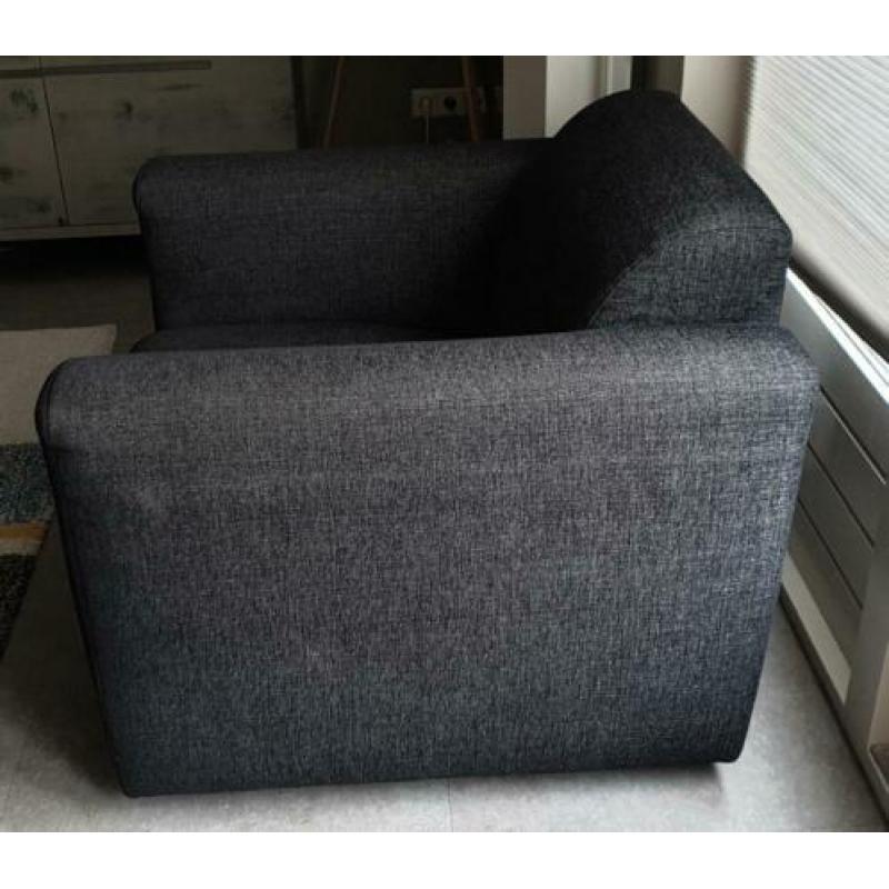 fauteuil: een mooie stoffen, antraciet kleur stoel.