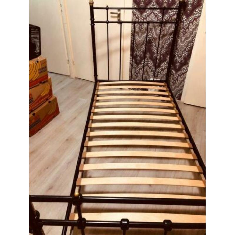 Ijzer bed zwart prima staat