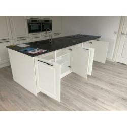 Keuken, met eiland en apparatuur splinternieuw en ongebruikt