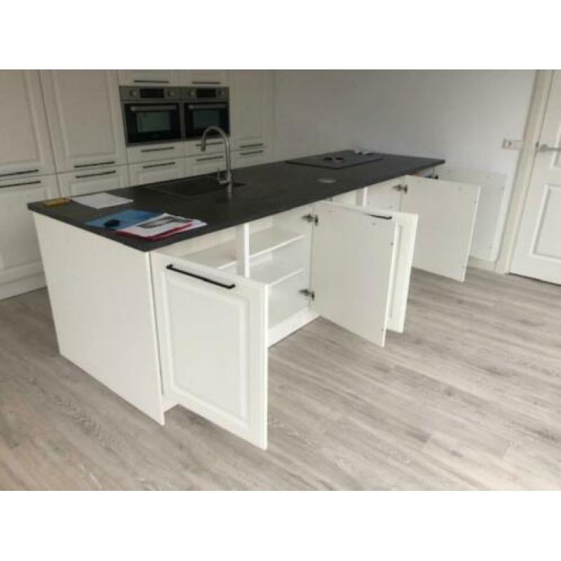 Keuken, met eiland en apparatuur splinternieuw en ongebruikt