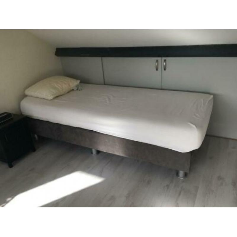 Eenpersoons boxspring 90*200