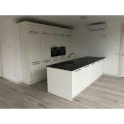 Keuken, met eiland en apparatuur splinternieuw en ongebruikt