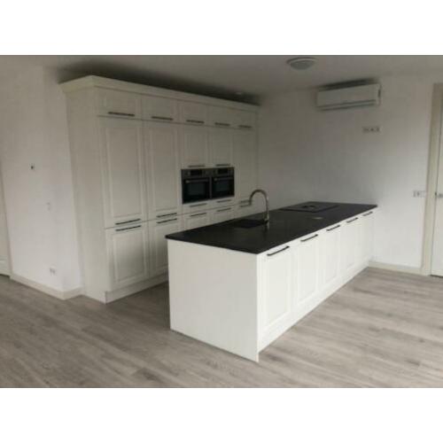 Keuken, met eiland en apparatuur splinternieuw en ongebruikt