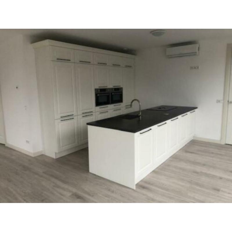 Keuken, met eiland en apparatuur splinternieuw en ongebruikt