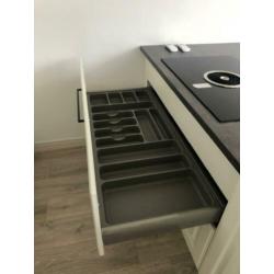 Keuken, met eiland en apparatuur splinternieuw en ongebruikt